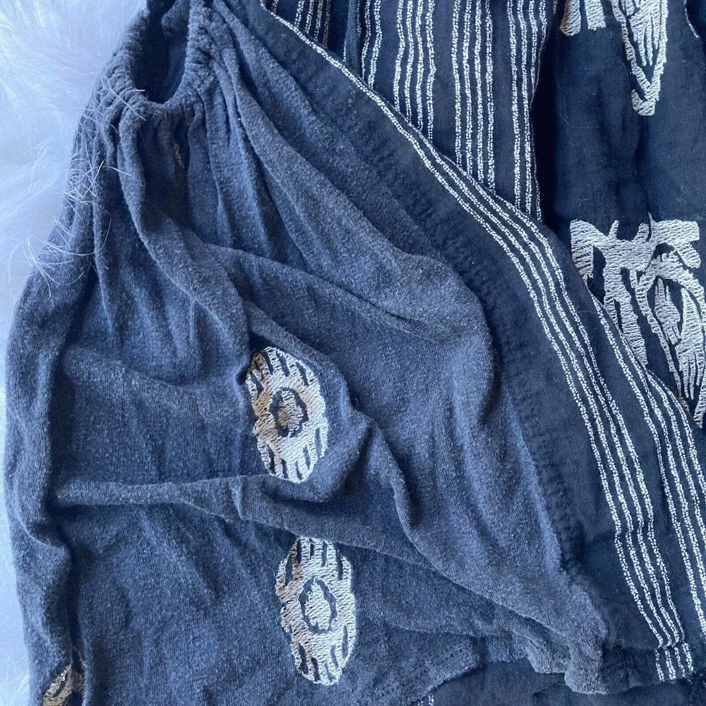 Free People Blouse Sz M Pukka Peasant Boho Gray Blue Pom Pom Tassel Short Sleeve - Picture 3 of 11